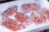 Thực phẩm rã đông bằng nước mát được nhiều người áp dụng. Ảnh: Daily Meal