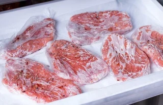 4 cách rã đông thực phẩm an toàn Thực phẩm rã đông bằng nước mát được nhiều người áp dụng. Ảnh: Daily Meal