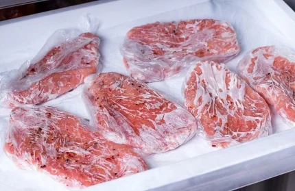Thực phẩm rã đông bằng nước mát được nhiều người áp dụng. Ảnh: Daily Meal