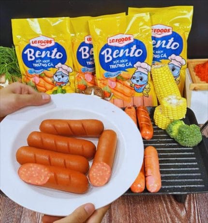 Doanh nghiệp Việt phát triển xúc xích từ phi lê cá xuất khẩu 1 Xúc xích trứng cá Bento là sản phẩm mới của LC Foods, hướng đến sự cân bằng giữa dinh dưỡng và tiện lợi trong bữa ăn hàng ngày. Ảnh: LC Foods