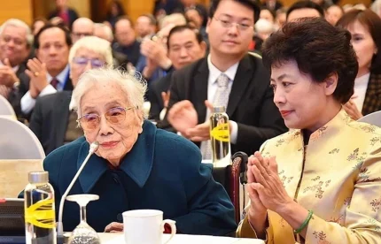 Bà Nguyễn Thị Bình - sứ giả hòa bình của Việt Nam 1 Bà Nguyễn Thị Bình (trái) phát biểu tại lễ kỷ niệm 50 năm ngày ký Hiệp định Paris, ở Hà Nội tháng 1/2023. Ảnh: BNG