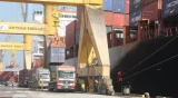 Xếp dỡ hàng hóa container tại Cảng Quốc tế Nghi Sơn.