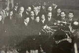 Bà Nguyễn Thị Bình trả lời phỏng vấn các nhà báo sau khi dự phiên họp đầu tiên bàn về thủ tục hội nghị bốn đoàn tại Paris, tháng 1/1969. Ảnh tư liệu