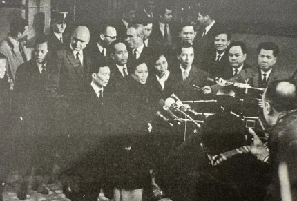 Bà Nguyễn Thị Bình - sứ giả hòa bình của Việt Nam 2 Bà Nguyễn Thị Bình trả lời phỏng vấn các nhà báo sau khi dự phiên họp đầu tiên bàn về thủ tục hội nghị bốn đoàn tại Paris, tháng 1/1969. Ảnh tư liệu