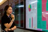 Nhà đầu tư đang quan sát thông tin thị trường tại một công ty chứng khoán ở TP HCM. Ảnh: An Khương