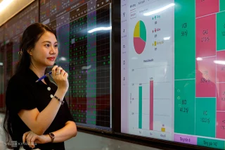 Nhà đầu tư đang quan sát thông tin thị trường tại một công ty chứng khoán ở TP HCM. Ảnh: An Khương