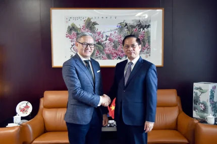 Phó thủ tướng Bùi Thanh Sơn gặp Ngoại trưởng Lào Thongsavanh Phomvihane ngày 14/8. Ảnh: Bộ Ngoại giao Phó thủ tướng Bùi Thanh Sơn gặp Ngoại trưởng Lào Thongsavanh Phomvihane ngày 14/8. Ảnh: Bộ Ngoại giao