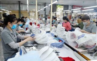 Sản xuất giày xuất khẩu sang thị trường EU tại Công ty Giày Trường Xuân, Ba Vì, Hà Nội. Ảnh: Trần Việt/TTXVN