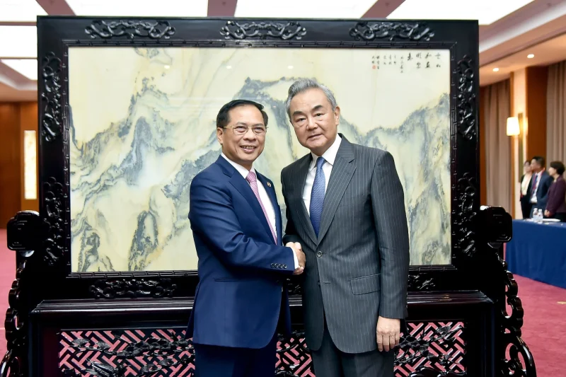 Việt Nam, Trung Quốc sẽ đẩy mạnh hợp tác khoa học công nghệ 1 Phó thủ tướng Bùi Thanh Sơn bắt tay Ngoại trưởng Vương Nghị trước cuộc hội đàm ở Vân Nam hôm 14/8. Ảnh: Bộ Ngoại giao
