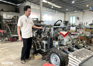 Ông Nguyễn Hồng Chương bên chiếc máy đang được lắp ráp, chuẩn bị tung ra thị trường (Ảnh: Minh Hậu).