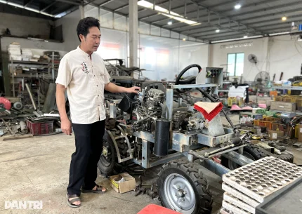 Ông Nguyễn Hồng Chương bên chiếc máy đang được lắp ráp, chuẩn bị tung ra thị trường (Ảnh: Minh Hậu).