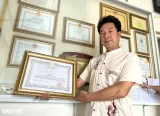 Chưa học hết lớp 8, lão nông ở Lâm Đồng xuất khẩu máy nông nghiệp 2 Nhiều năm qua, ông Nguyễn Hồng Chương nhận được nhiều bằng khen, phần thưởng cao quý (Ảnh: Minh Hậu).