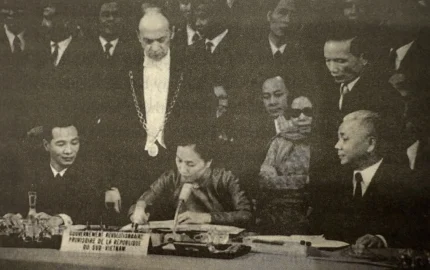 Bà Nguyễn Thị Bình ký điều ước công nhận Hiệp định Paris, ngày 27/1/1973. Ảnh tư liệu