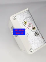 Tháo vít giữ chốt bảo vệ
