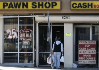 Một hiệu cầm đồ ở Los Angeles (Mỹ). Ảnh: Reuters