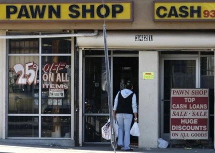 Một hiệu cầm đồ ở Los Angeles (Mỹ). Ảnh: Reuters