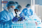 ắc xin hoạt động bằng cách tạo ra sự miễn dịch cho cơ thể trước khi bị nhiễm bệnh, áp dụng các nguyên tắc tương tự như cách tự bảo vệ của cơ thể.