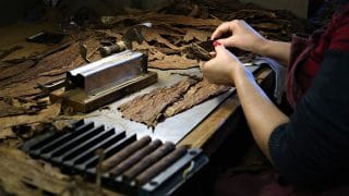 Xì gà Cuba được làm công phu, đặc biệt là kỹ thuật cuốn xì gà đồi hỏi sự tập trung cao độ. Ảnh minh họa
