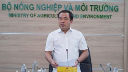 Quyền Bộ trưởng Nông nghiệp và Môi trường Trần Đức Thắng chủ trì cuộc họp với các hiệp hội ngành lúa gạo. Ảnh: Báo Nhân Dân