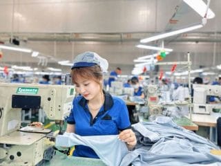 Công nhân Công ty TNHH New Apparel Far Eastern - Việt Nam (xã Đồng Phú, tỉnh Đồng Nai) may hàng xuất khẩu. Ảnh: CĐCS Công ty