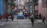 Người dân trên đường phố Havana, Cuba, hồi tháng 11/2023. Ảnh: Reuters