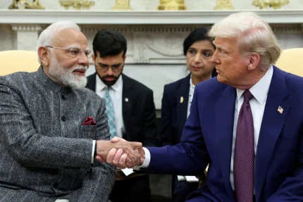 Ông Trump dịu giọng về thương mại với Ấn Độ 1 Kinh doanhQuốc tếThứ tư, 10/9/2025, 22:16 (GMT+7)Ông Trump dịu giọng về thương mại với Ấn Độ Ông Trump đổi thái độ, cho biết sẽ hội đàm với Thủ tướng Ấn Độ và lạc quan có thể hoàn tất thỏa thuận thương mại với nước này. Sau nhiều tuần căng thẳng, hôm 9/9, Tổng thống Mỹ Donald Trump cho biết mong muốn hội đàm với Thủ tướng Ấn Độ Narendra Modi trong "những tuần tới" và bày tỏ lạc quan có thể hoàn tất một thỏa thuận thương mại. "Tôi tin chắc rằng sẽ không có khó khăn gì trong việc đạt được một kết quả thành công cho cả hai quốc gia vĩ đại chúng ta", ông viết trên mạng xã hội. Đáp lại, ông Modi viết trên mạng xã hội hôm 10/9 rằng Washington và New Delhi "là những người bạn thân thiết và đối tác tự nhiên". Ông cho biết các nhóm đàm phán hai nước đang nỗ lực để sớm kết thúc các cuộc thảo luận thương mại. "Tôi cũng mong được nói chuyện với Tổng thống Trump. Chúng tôi sẽ cộng tác để đảm bảo tương lai tươi sáng và thịnh vượng hơn cho hai dân tộc", ông nêu. Tổng thống Mỹ Donald Trump bắt tay Thủ tướng Ấn Độ Narendra Modi tại Nhà Trắng ngày 13/2. Ảnh: Reuters Tổng thống Mỹ Donald Trump bắt tay Thủ tướng Ấn Độ Narendra Modi tại Nhà Trắng ngày 13/2. Ảnh: Reuters