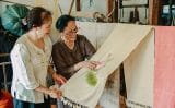 Sản phẩm khăn lụa tơ sen của Công ty TNHH Dâu tằm tơ Mỹ Đức, xã Hồng Sơn, Hà Nội.
