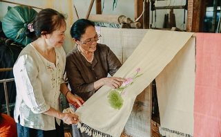 Sản phẩm khăn lụa tơ sen của Công ty TNHH Dâu tằm tơ Mỹ Đức, xã Hồng Sơn, Hà Nội.