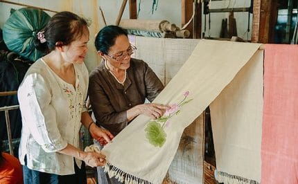 Sản phẩm khăn lụa tơ sen của Công ty TNHH Dâu tằm tơ Mỹ Đức, xã Hồng Sơn, Hà Nội.