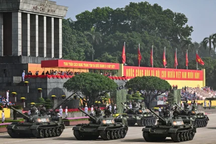 Truyền thông quốc tế ấn tượng với đại lễ Quốc khánh của Việt Nam 2 Phóng viên AFP chụp đội hình xe tăng T-55 di chuyển qua quảng trường Ba Đình trong lễ diễu binh ngày 2/9. Ảnh: AFP