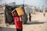 Một người dân đang sơ tán ở trại tị nạn Nuseirat, miền trung Dải Gaza, ngày 29/9. Ảnh: AFP