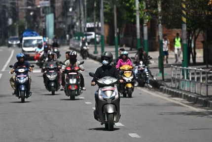 Xe cộ lưu thông trở lại trên đường phố Kathmandu ngày 13/9. Ảnh: AFP