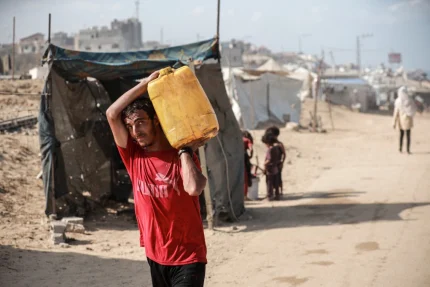 Một người dân đang sơ tán ở trại tị nạn Nuseirat, miền trung Dải Gaza, ngày 29/9. Ảnh: AFP