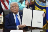 Tổng thống Trump cầm sắc lệnh Gold Card tại Nhà Trắng ngày 19/9. Ảnh: AP
