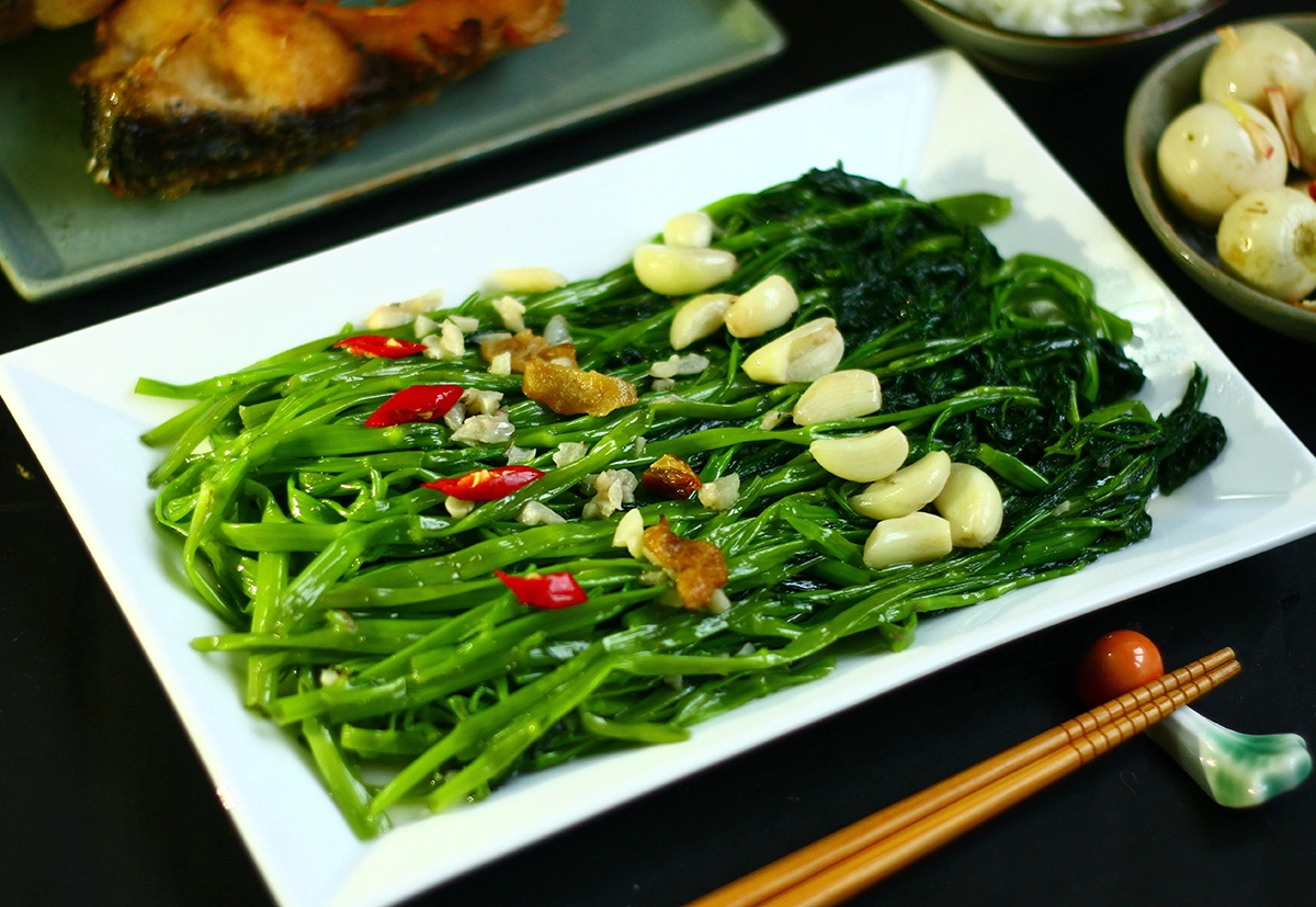 Rau muống xào tỏi. Ảnh: Bùi Thủy