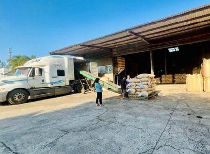 Đắk Lắk xuất khẩu vượt 2 tỉ USD, tăng gần 34% so với cùng kỳ 1 Doanh nghiệp ở Đắk Lắk đưa cà phê lên xe container chuẩn bị xuất khẩu cho đối tác nước ngoài. Ảnh: Bảo Trung