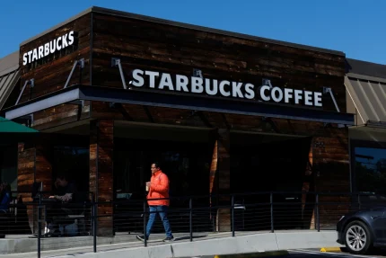 Một cửa hàng Starbucks tại Encinitas, California, Mỹ ngày 24/2/2025. Ảnh: Reuters