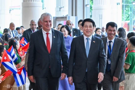 Chủ tịch nước: Đoàn kết với Cuba xuất phát từ trái tim mỗi người Việt Nam 1 Chủ tịch nước Lương Cường và Bí thư thứ nhất, Chủ tịch Cuba Miguel Diaz Canel Bermudez tại Nhà hát Hồ Gươm ngày 1/9. Ảnh: Giang Huy
