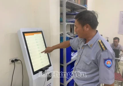 Cán bộ Chi cục Biển và Thủy sản kiểm tra dữ liệu phần mềm eCDT trên hệ thống máy tính Kiosk.
