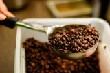 Hạt cà phê tại một cơ sở của Starbucks ở Texas. Ảnh: Reuters