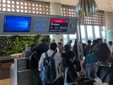 Hành khách chờ lên chuyến bay Air India 179 ở Mumbai, Ấn Độ. Ảnh: WSJ