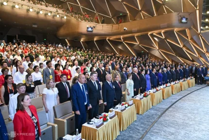 hệ với Cuba, tình đoàn kết xuất phát từ trái tim và trong suy nghĩ của mỗi người dân.Chủ tịch nước Lương Cường và phu nhân cùng Bí thư thứ nhất, Chủ tịch nước Cuba Miguel Diaz Canel Bermudez và phu nhân chiều nay dự lễ mít tinh kỷ niệm 65 năm ngày thiết lập quan hệ ngoại giao giữa hai nước tại Nhà hát Hồ Gươm, theo TTXVN. Phát biểu tại buổi lễ, Chủ tịch nước Lương Cường cho biết cách đây 65 năm, Việt Nam và Cuba đã thiết lập quan hệ ngoại giao, một mốc son lịch sử, mở đầu cho mối quan hệ thân tình mẫu mực, hiếm có giữa hai quốc gia trong lịch sử quốc tế. Chủ tịch nước nhắc lại tình đoàn kết của Cuba đối với Việt Nam trong những năm tháng ác liệt nhất của cuộc đấu tranh vì độc lập dân tộc, từ việc Cuba là quốc gia đầu tiên công nhận Mặt trận Dân tộc Giải phóng miền Nam Việt Nam, bối cảnh ra đời câu nói bất hủ "Vì Việt Nam, Cuba sẵn sàng hiến dâng cả máu của mình", chuyến thăm lịch sử của lãnh tụ Fidel Castro tới vùng giải phóng tỉnh Quảng Trị tháng 9/1973, cho tới sự giúp đỡ chí tình của Cuba những năm tháng ngay sau khi miền Nam hoàn toàn giải phóng. Ông khẳng định đó là minh chứng thể hiện sự đoàn kết, sự ủng hộ quý báu, là nguồn cổ vũ, động viên to lớn đối với nhân dân Việt Nam. Chủ tịch nước Lương Cường và Bí thư thứ nhất, Chủ tịch nước Cuba Miguel Diaz Canel Bermudez tại Nhà hát Hồ Gươm. Ảnh: Giang Huy Chủ tịch nước Lương Cường và Bí thư thứ nhất, Chủ tịch Cuba Miguel Diaz Canel Bermudez tại Nhà hát Hồ Gươm ngày 1/9. Ảnh: Giang Huy Theo Chủ tịch nước, khi Việt Nam bước vào thời kỳ Đổi mới, Cuba nỗ lực vượt qua Thời kỳ Đặc biệt và tiến hành quá trình cập nhật hóa mô hình kinh tế, hai nước tiếp tục giúp đỡ lẫn nhau. Trong khi Cuba đã trao Việt Nam nhiều giống vật nuôi, cây trồng quý, vaccine phòng Covid-19, Việt Nam tích cực hỗ trợ Cuba phát triển sản xuất lúa gạo, nuôi trồng thủy sản, phát triển cây cà phê... Hai nước cũng trao đổi những kinh nghiệm, bài học về phát triển kinh tế - xã hội, bảo vệ đất nước. Chủ tịch nước Lương Cường nhắc lại lời của Chủ tịch Hồ Chí Minh "Việt Nam và Cuba, tuy cách xa nhưng như anh em một nhà" và lời khẳng định của lãnh tụ Fidel Castro rằng "Quan hệ Việt Nam - Cuba là mối quan hệ đặc biệt, không có tiền lệ, là hình mẫu của quan hệ quốc tế". Ông nhấn mạnh đoàn kết với Cuba xuất phát từ trái tim và trong suy nghĩ của mỗi người Việt Nam. Việt Nam trước sau như một đặc biệt coi trọng quan hệ với Cuba, không ngừng củng cố, vun đắp và phát triển quan hệ hợp tác toàn diện giữa hai nước. Chủ tịch nước bày tỏ tin tưởng Cuba sẽ vượt qua mọi khó khăn, thách thức, tiếp tục giành được những thắng lợi to lớn hơn nữa. Thêm ảnh CTN Chủ tịch nước Lương Cường phát biểu tại lễ kỷ niệm. Ảnh: Giang Huy Bí thư thứ Nhất, Chủ tịch Cuba Miguel Diaz Canel khẳng định lịch sử đấu tranh phi thường và những chiến thắng vẻ vang của dân tộc Việt Nam chính là nền tảng cho mối quan hệ mẫu mực của hai nước với sự ủng hộ vô điều kiện của Cách mạng Cuba. Ông nhấn mạnh Cuba vinh dự là quốc gia đầu tiên ở Mỹ Latin thiết lập quan hệ ngoại giao với Việt Nam vào ngày 2/12/1960, là quốc gia đầu tiên trên thế giới thành lập Ủy ban đoàn kết với miền Nam Việt Nam. Theo lãnh đạo Cuba, mối quan hệ đặc biệt giữa hai nước đã vượt qua thử thách của thời gian và trở thành hình mẫu của tình hữu nghị và hợp tác, nhất là trong thời điểm hòa bình thế giới đang đối mặt với những thách thức to lớn. Bí thư thứ nhất, Chủ tịch Cuba Miguel Diaz-Canel Bermudez tại lễ kỷ niệm. Ảnh: Giang Huy Bí thư thứ nhất, Chủ tịch Cuba Miguel Diaz-Canel Bermudez tại lễ kỷ niệm. Ảnh: Giang Huy Bí thư thứ Nhất, Chủ tịch Cuba đánh giá cao sự ủng hộ kiên định mà Việt Nam dành cho Cuba trong cuộc đấu tranh yêu cầu Mỹ chấm dứt lệnh bao vây cấm vận và đưa Cuba ra khỏi danh sách phi lý các quốc gia bảo trợ khủng bố. Ông bày tỏ lòng biết ơn Việt Nam vì sự hỗ trợ vô giá đối với an ninh lương thực, đặc biệt là những chiến dịch quyên góp ủng hộ. Ông một lần nữa khẳng định "tình cảm gắn kết giữa hai dân tộc Cuba và Việt Nam anh em đã vượt qua mọi khoảng cách địa lý và điều kiện kinh tế để trở thành một giá trị tinh thần bền vững và không gì có thể phá vỡ nổi tình đoàn kết hữu nghị đặc biệt này". Khung cảnh lễ kỷ niệm 65 năm thiết lập quan hệ ngoại giao Việt Nam - Cuba. Ảnh: Giang Huy Lễ kỷ niệm 65 năm thiết lập quan hệ ngoại giao Việt Nam - Cuba. Ảnh: Giang Huy 