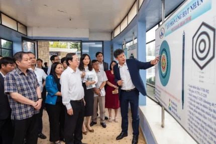 TS Cao Đông Vũ (áo vest xanh), Viện trưởng Viện Nghiên cứu hạt nhân Đà Lạt, giới thiệu về Lò phản ứng hạt nhân Đà Lạt. Ảnh: Viện Nghiên cứu hạt nhân