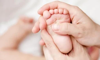 Mách ba mẹ 8 cách trị nghẹt mũi dân gian cho bé tại nhà đơn giản & hiệu quả Ba mẹ nên dùng dầu để thoa và massage lòng bàn chân của bé khoảng chừng 5 phút.