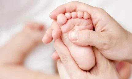 Ba mẹ nên dùng dầu để thoa và massage lòng bàn chân của bé khoảng chừng 5 phút.