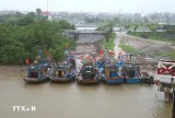 Tàu, thuyền neo đậu tránh bão. (Ảnh: Xuân Tiến/TTXVN)