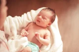 Có 4 đối tượng không được bế em bé sơ sinh mà cha mẹ cần nhớ. (Ảnh minh họa)