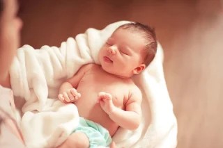 4 kiểu người tuyệt đối không được bế em bé mới sinh, cha mẹ cần nhớ kỹ Có 4 đối tượng không được bế em bé sơ sinh mà cha mẹ cần nhớ. (Ảnh minh họa)
