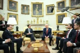 Phòng Bầu dục với nhiều món đồ trang trí mạ vàng trong cuộc họp báo của Tổng thống Trump và Tổng thư ký NATO Mark Rutte hồi tháng 3. Ảnh: AFP