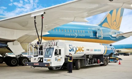 Xe bồn Skypec tiếp nhiên liệu cho máy bay Vietnam Airlines. Ảnh: Skypec